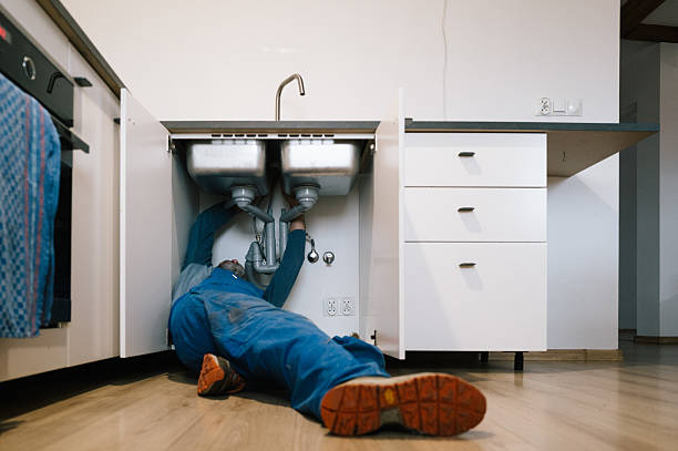 Professional Leak Detection technician working in Laguna Beach, FL
